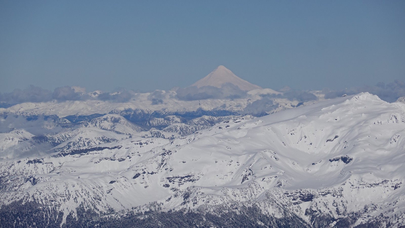 Le volcan Lanin et la Sierra Nevada au premier plan
