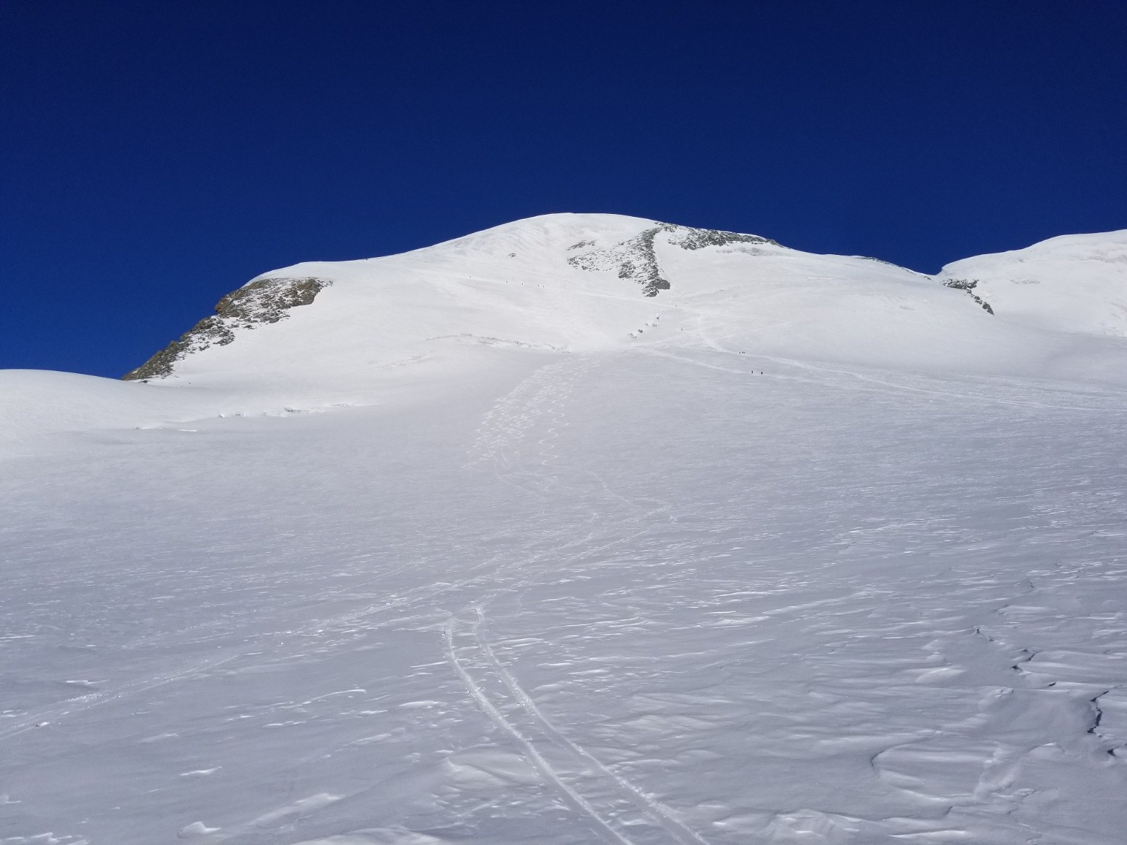 La face du Breithorn, déjà bien skiée !