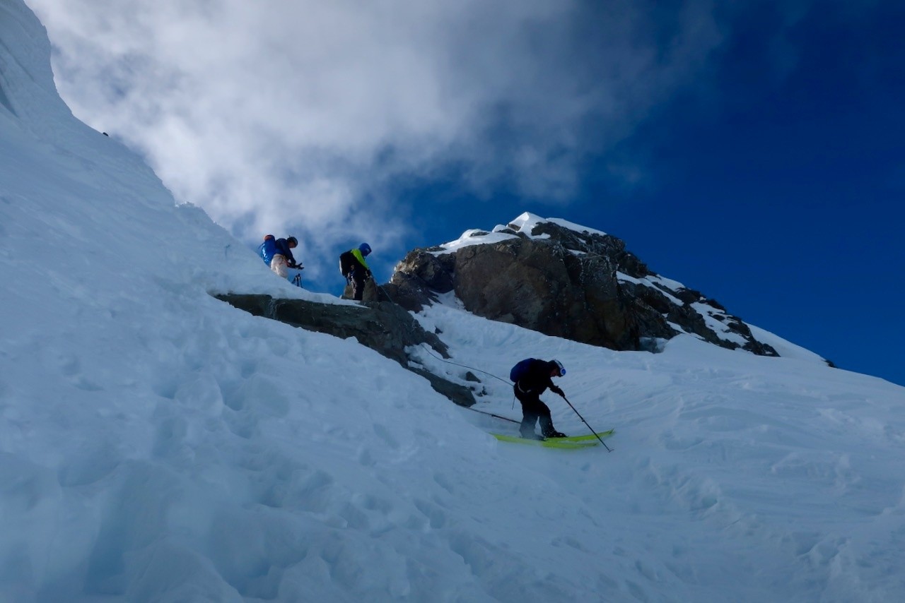 Arrivée au col Beugeant versant N. Je croise un groupe qui descend vers Berard. neige moyenne