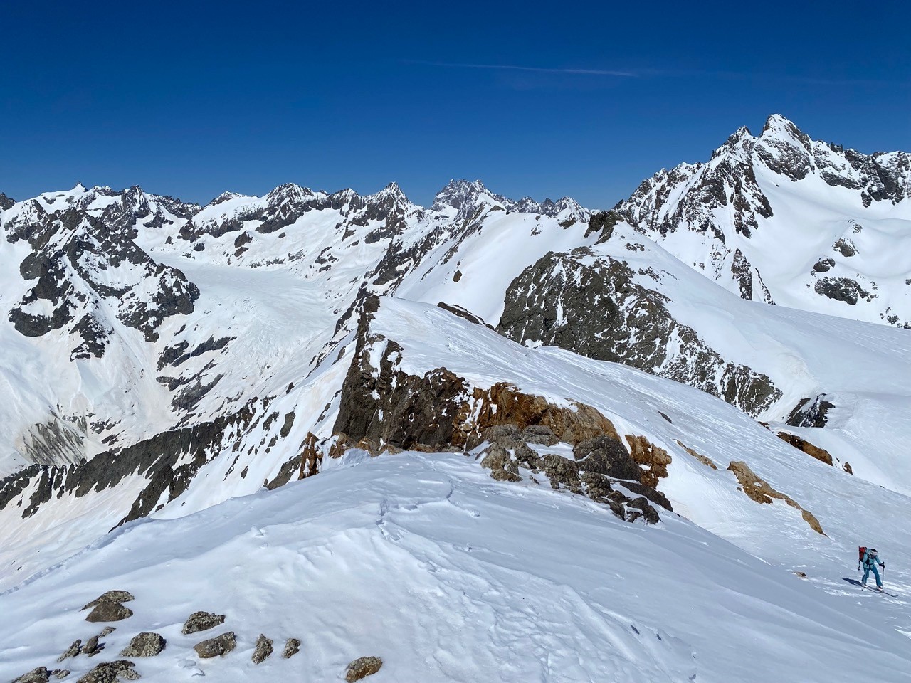 Au deuxième plan, le Pic de Dormillouse en en arrière le bassin du Glacier Blanc avec les Agneaux qui dominent à droite