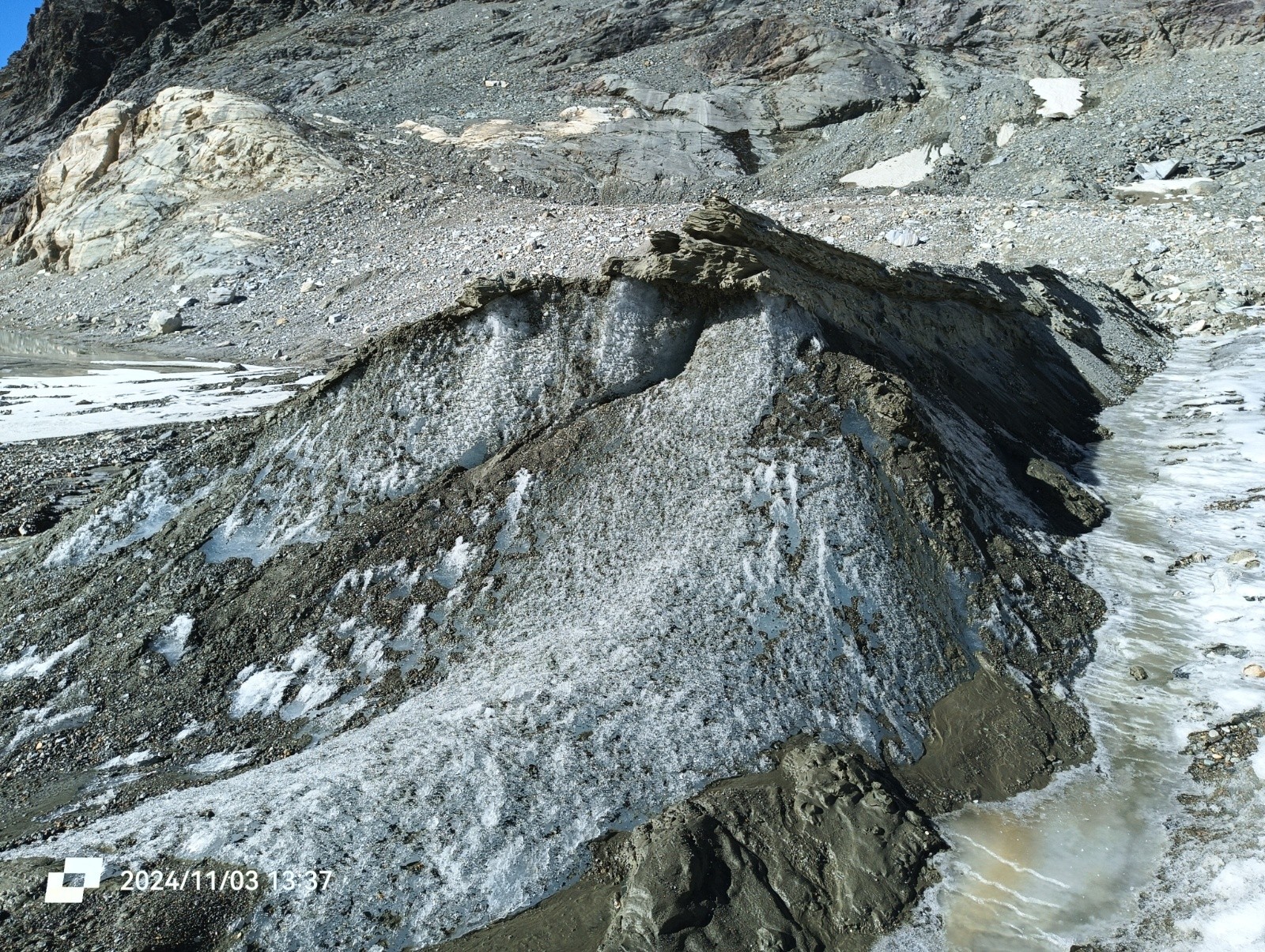 Un peu de glace apparente  