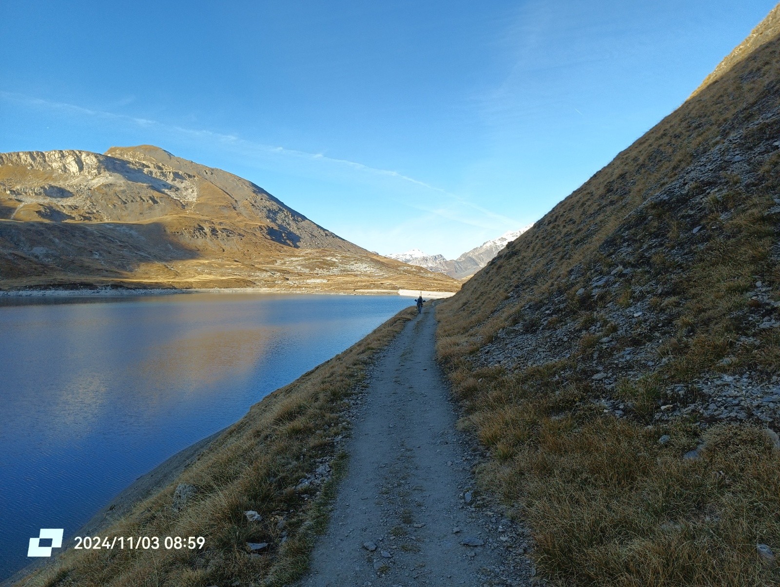 Le long du Lac de la Sassière 