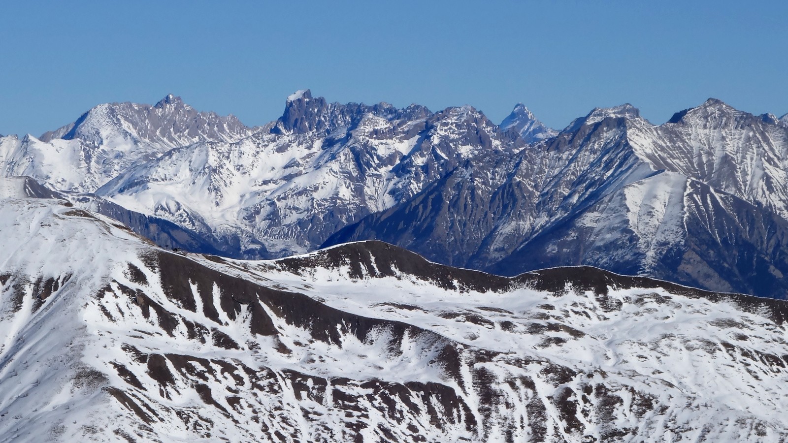 Aiguilles et Brec de Chambeyro à Dr. et Mt Viso à G. 