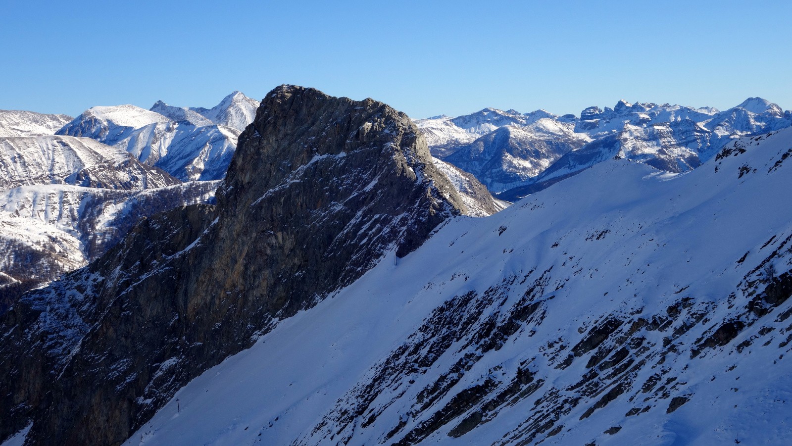 Mt Pelat à G. et Tours du Lac d'Allos à Dr. 