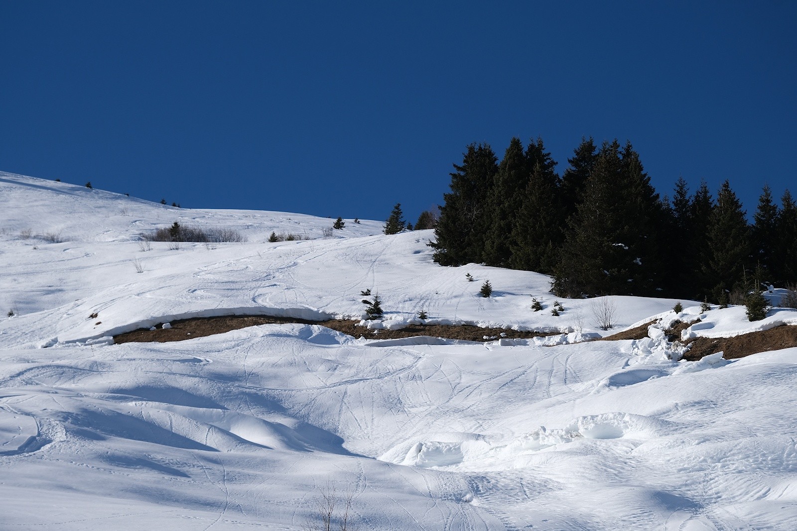 Grosse cassure observée en bordure de l'itinéraire de descente. 