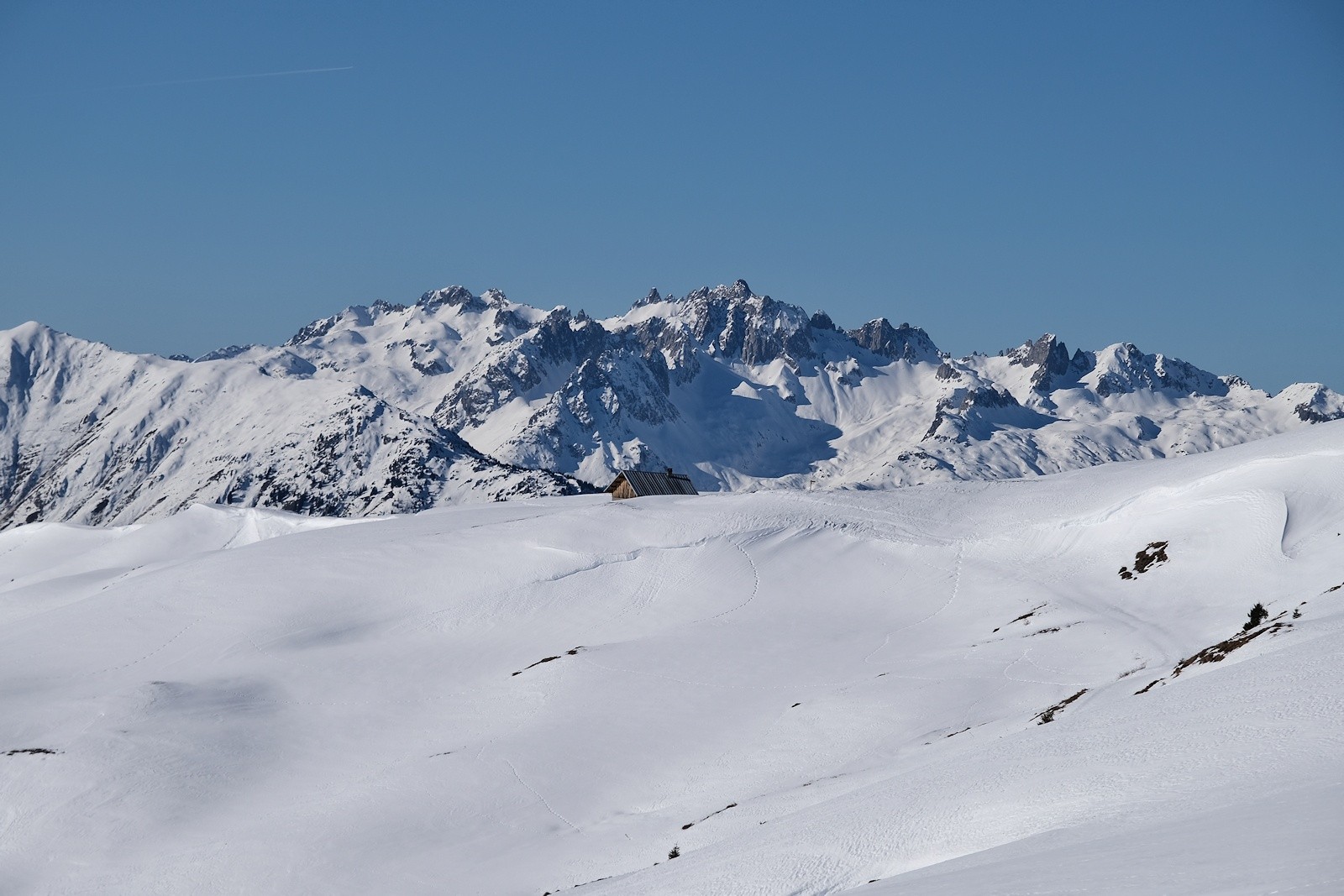 Le chalet des Gouilles sur fond de Lauzière. 