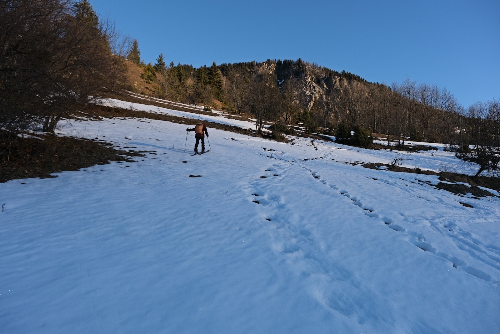 Au gré de l'enneigement un peu capricieux , nous coupons à travers champs et bénéficions des premiers rayons de soleil, 