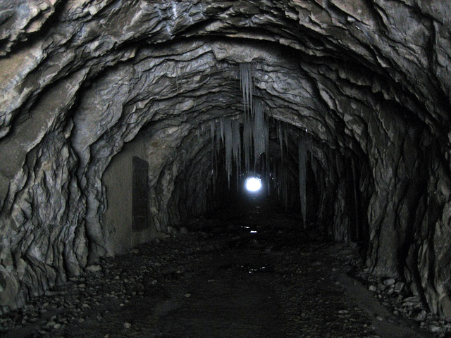 Tunnel des Agneaux : Un tunnel expo 4 ! Les stalactites ne font pas rire