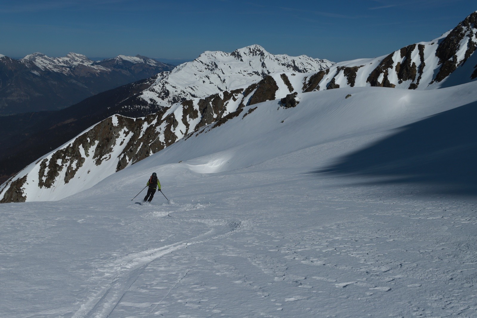 Aurélien dans la descente toute poudre côté nord des Portes de Montmélian 