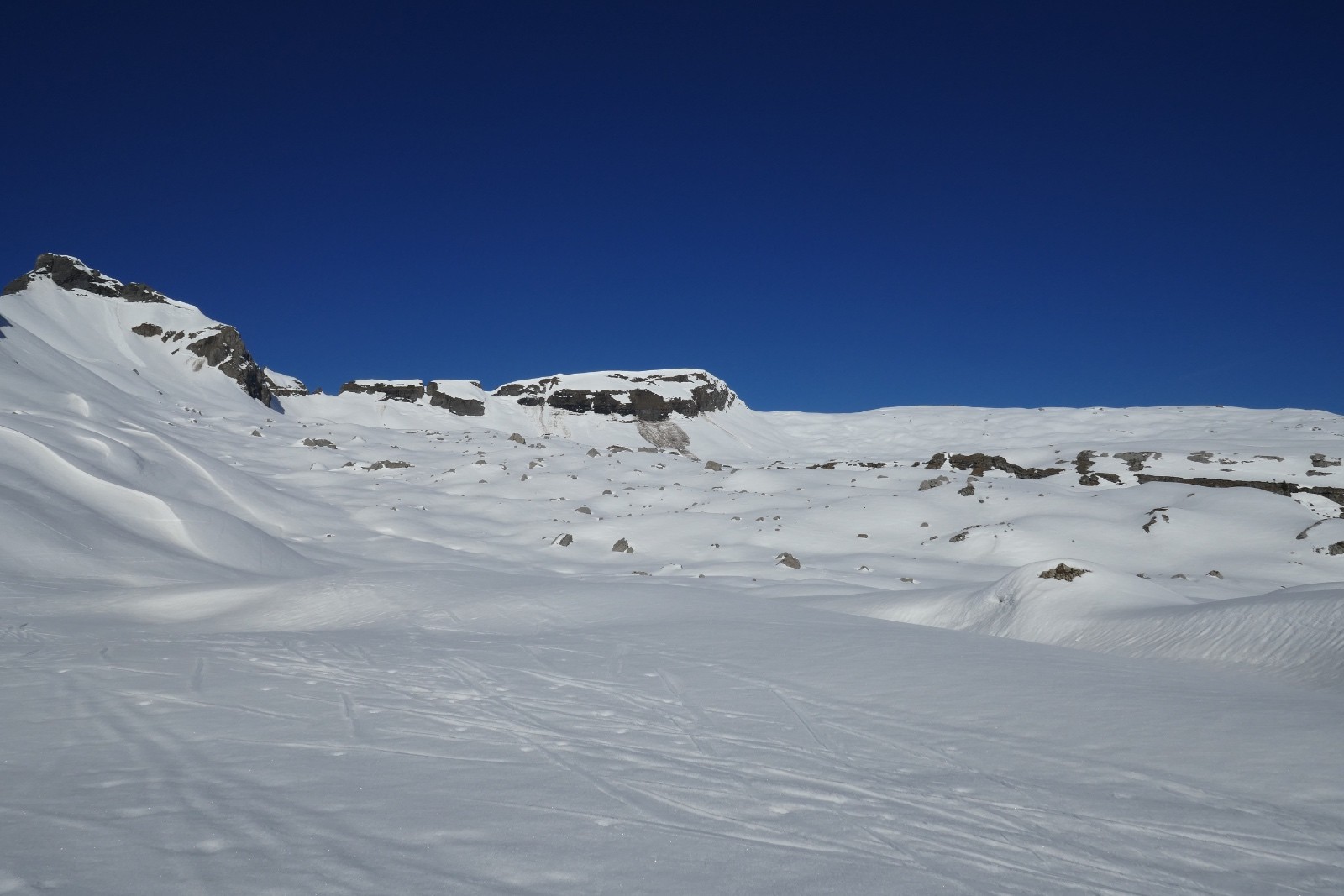 #3 On voit bien la descente des Grandes Platières (à droite) puis sous le Chateau de Cran (là où cela a déballé) puis pointe de Platé. On colle les peaux à l On voit bien la descente des Grandes Platières (à droite) puis sous le Chateau de Cran (là où cela a déballé) puis pointe de Platé. On colle les peaux à l'endroit où cette photo est prise.
