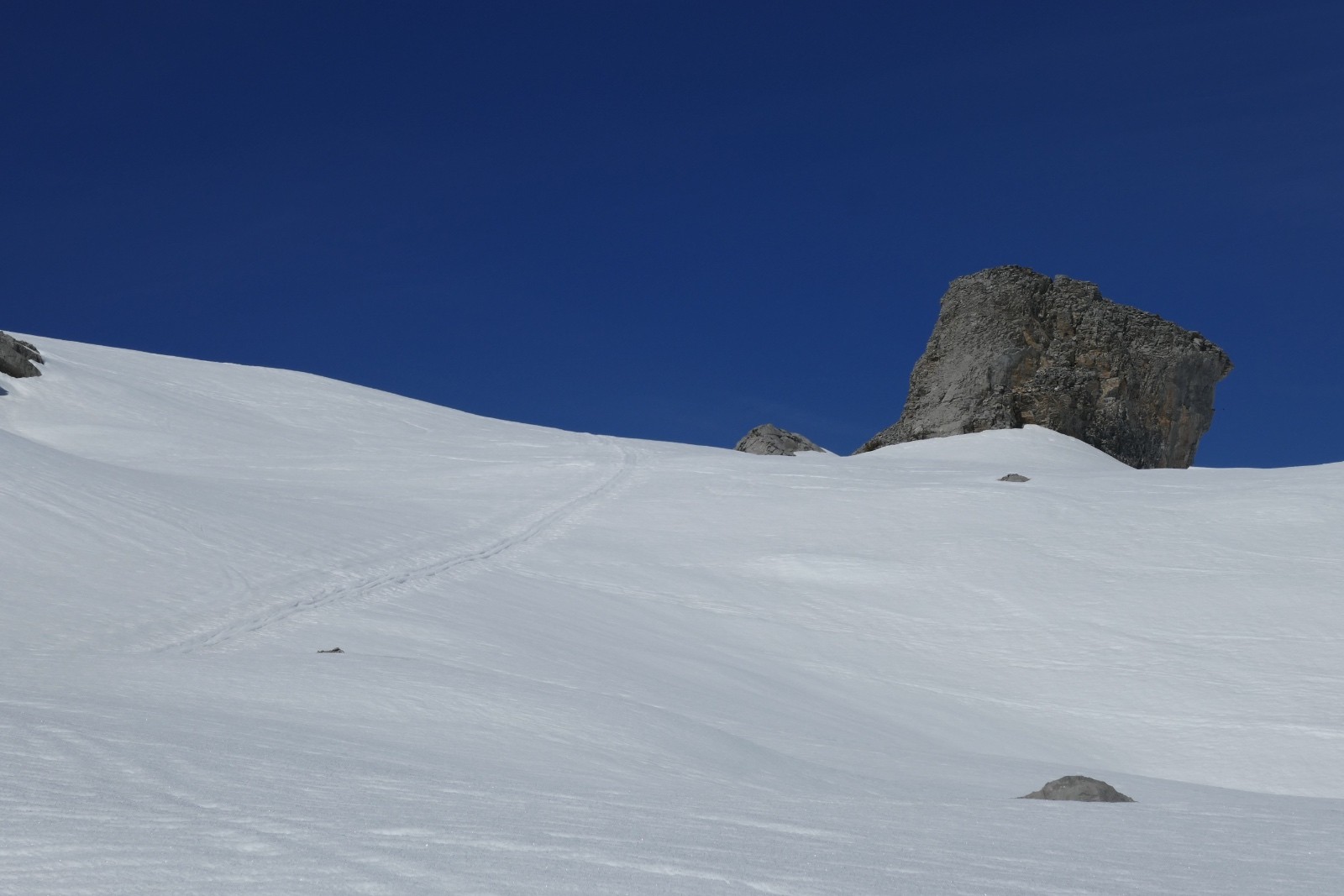 #17 La trace chemine d La trace chemine d'abord entre des beaux blocs.