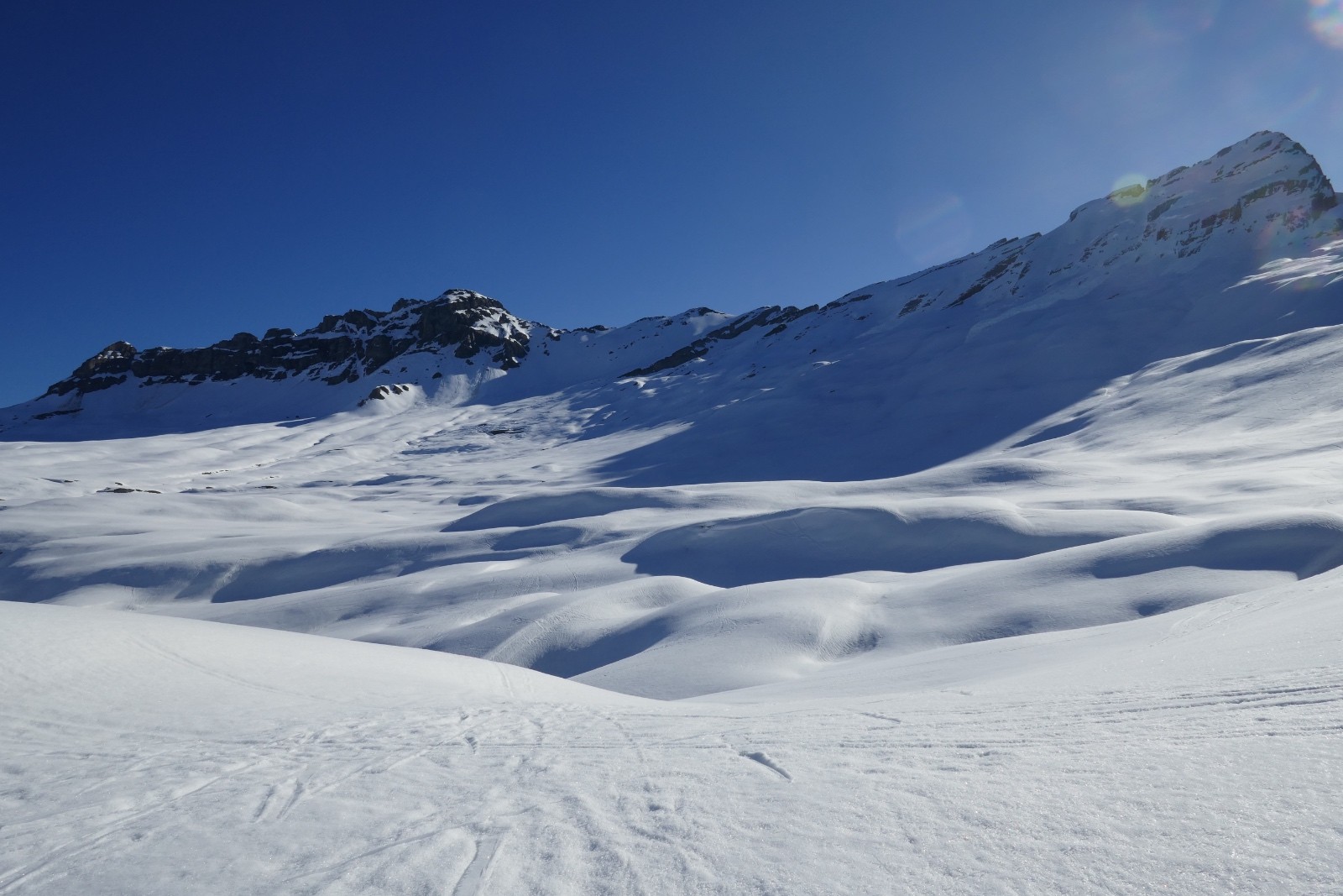 #4 La suite, du même endroit avec toute la chaîne de Fiz. Le sommet est au milieu. La suite, du même endroit avec toute la chaîne de Fiz. Le sommet est au milieu.