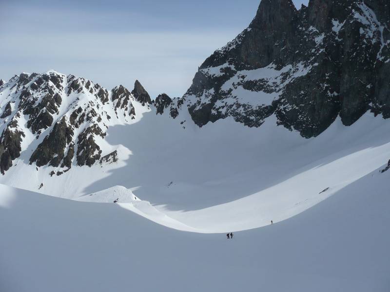 Glacier de Freydane : Descente par la droite du point 2563. Col de la Balmette en face.