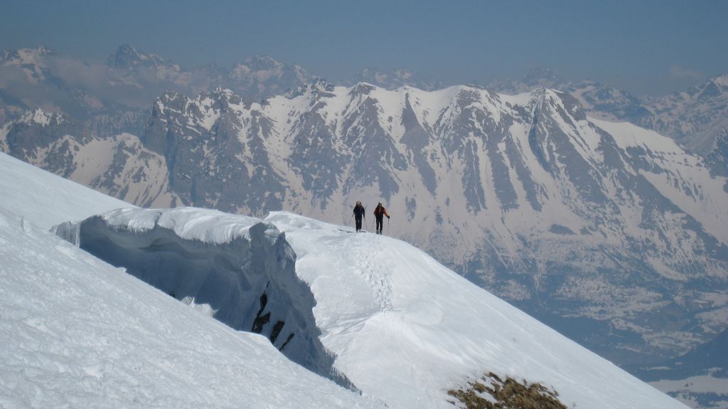 Yann et AnneCé : jolies corniches sur la ligne de crete avant le sommet