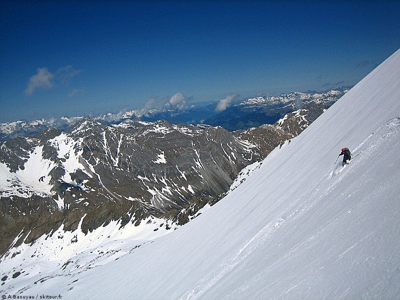 Emilie : à fond dans la descente du glacier de Rosoire, en très bonne neige