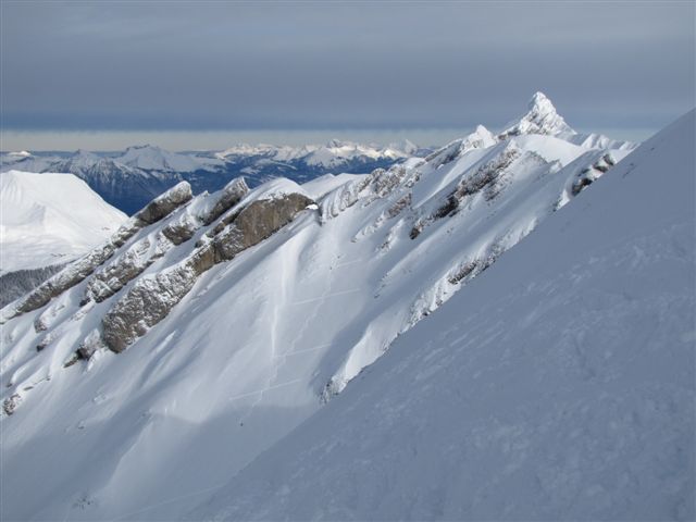 Trou de la Mouche : qq skieurs sont montés au Trou de la Mouche vers 11h. derrière la magnifique Pointe Percée saupoudrée!