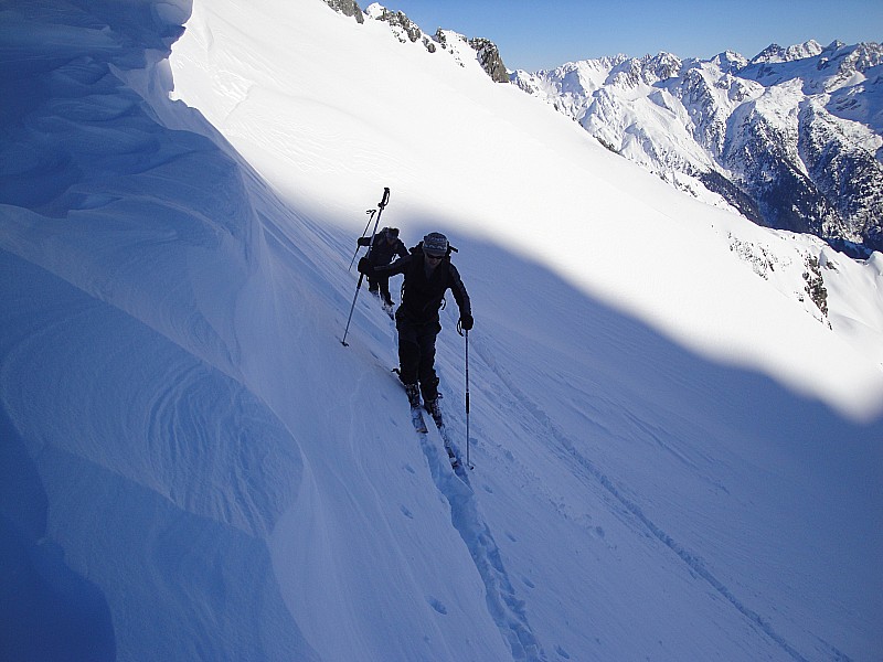 Ca sort à ski : En tangentant bien, ça passe sans déchausser. La trace va certainement se former encore mieux.