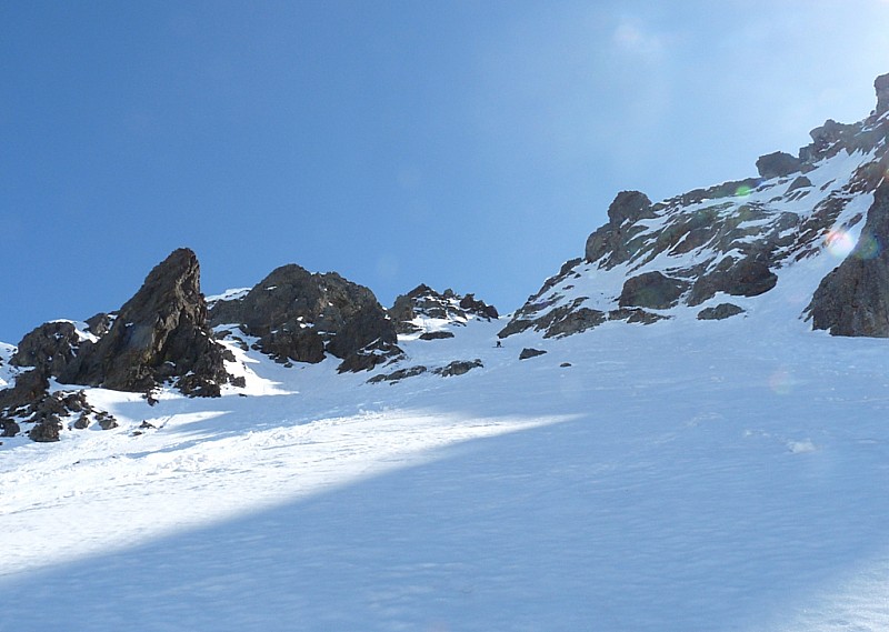 Dent de Bédina : neige encore bien dure, difficile à skier avec les traces des coulées.
