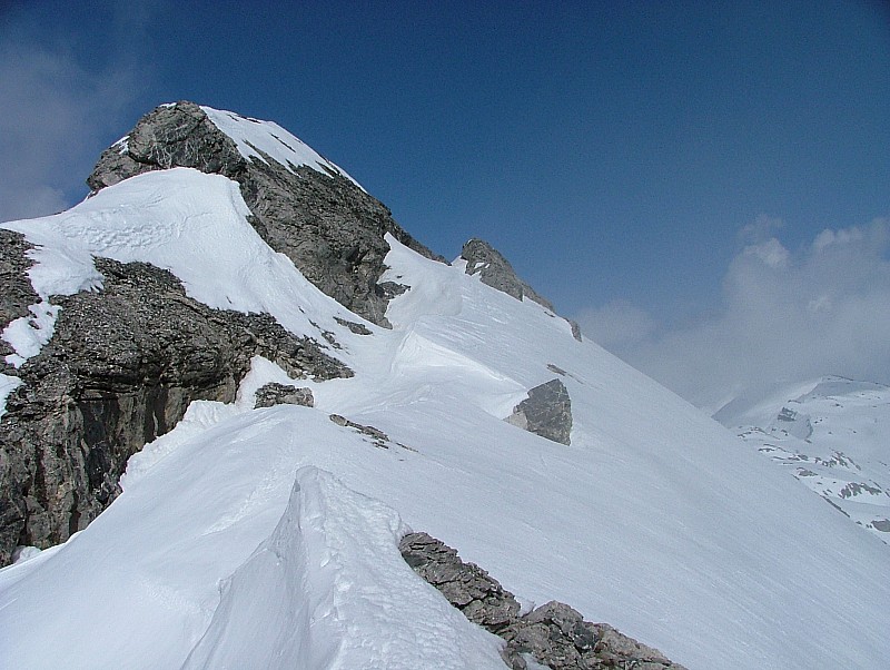 sommet W du Grenier de Commune : 2775 m, peu d'intérêt à monter les skis vraiment au sommet, les 10 derniers mètres sont grimpables mais pas skiables