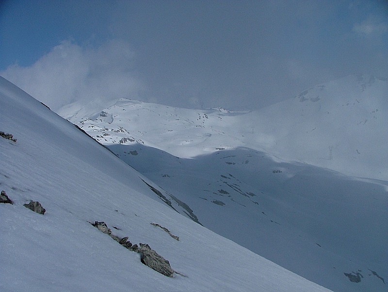 la combe du Buet : 2700 m depuis l'arête W du Grenier de Commune :
le Cheval Blanc (visible sommet SW 2800 m), col et pointe du Genevrier