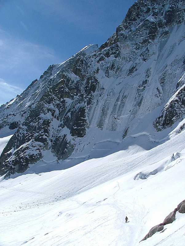 Accès au glacier d'Argentière : Olivier s'engage sous les faces nord du bassin d'Argentière