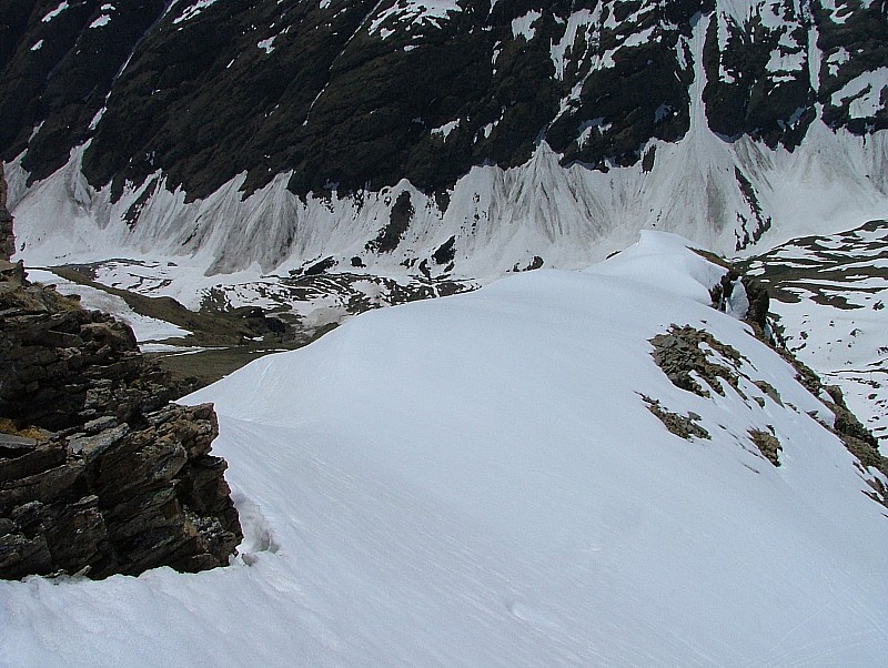 le Berrio Blanc : l'éperon enneigé, encore un petite centaine de mètres à descendre avant de déchausser une première fois