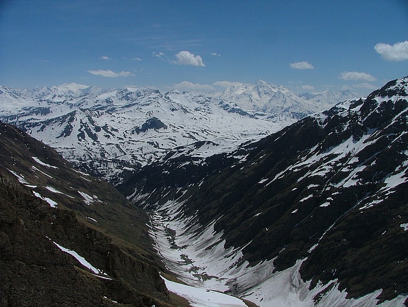 le Berrio Blanc : le bas du vallon des Chavannes il me permettra de descendre à ski jusqu'à 1850 m, le col du Petit St Bernard, le Mont Pourri, Bellecôte ... le versant E déneigé du Mont Ouille