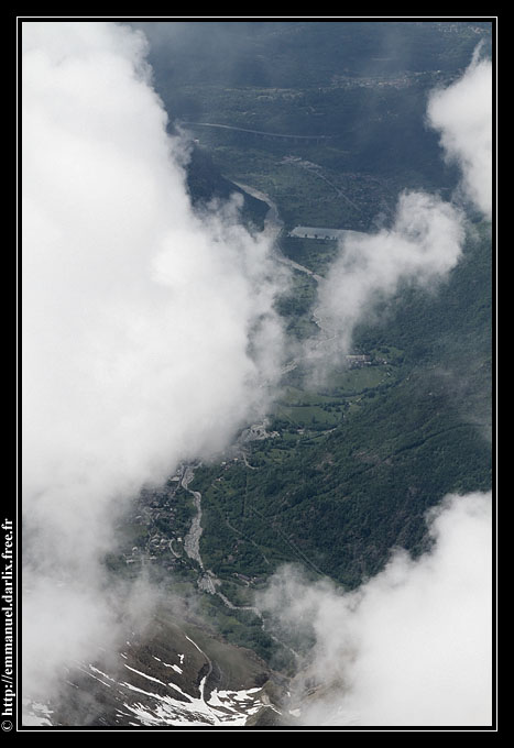Val de Suze : Le Val de Suze aperçu depuis le sommet de la Pointe du Lamet à travers une trouée dans les nuages