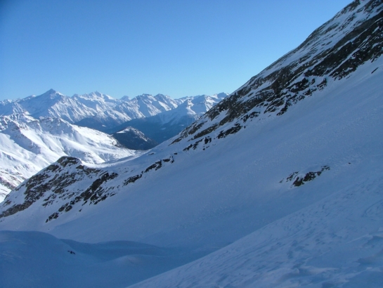 vallon du col de Bonalex : retour vers la brèche (2700 m) qui permet de rejoindre le versant SE de la Grande Rochère