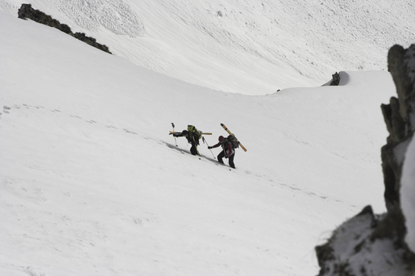 Petite grimpette : Laurence et David en finissent avec un petit ressaut en neige bien pourrie. Merci Bernard pour les traces !