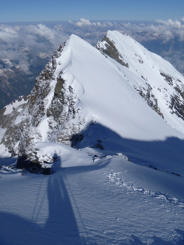 Col des Roches, la corde fixe est visible depuis le monticule de neige au 1er plan
