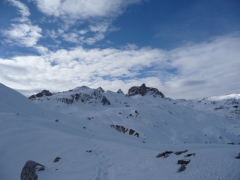 Montée au refuge : Vue sur le refuge, les pentes juste derrière skiées le samedi, et le Thabor au fond