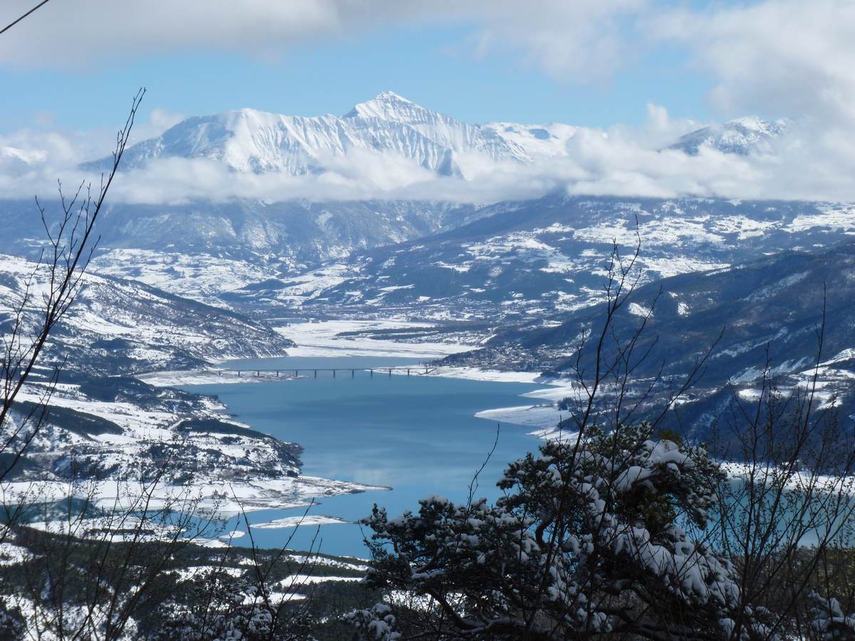 Point de vu dans la montée : Lac de Serre Ponçon et le Pic saint André au dessus