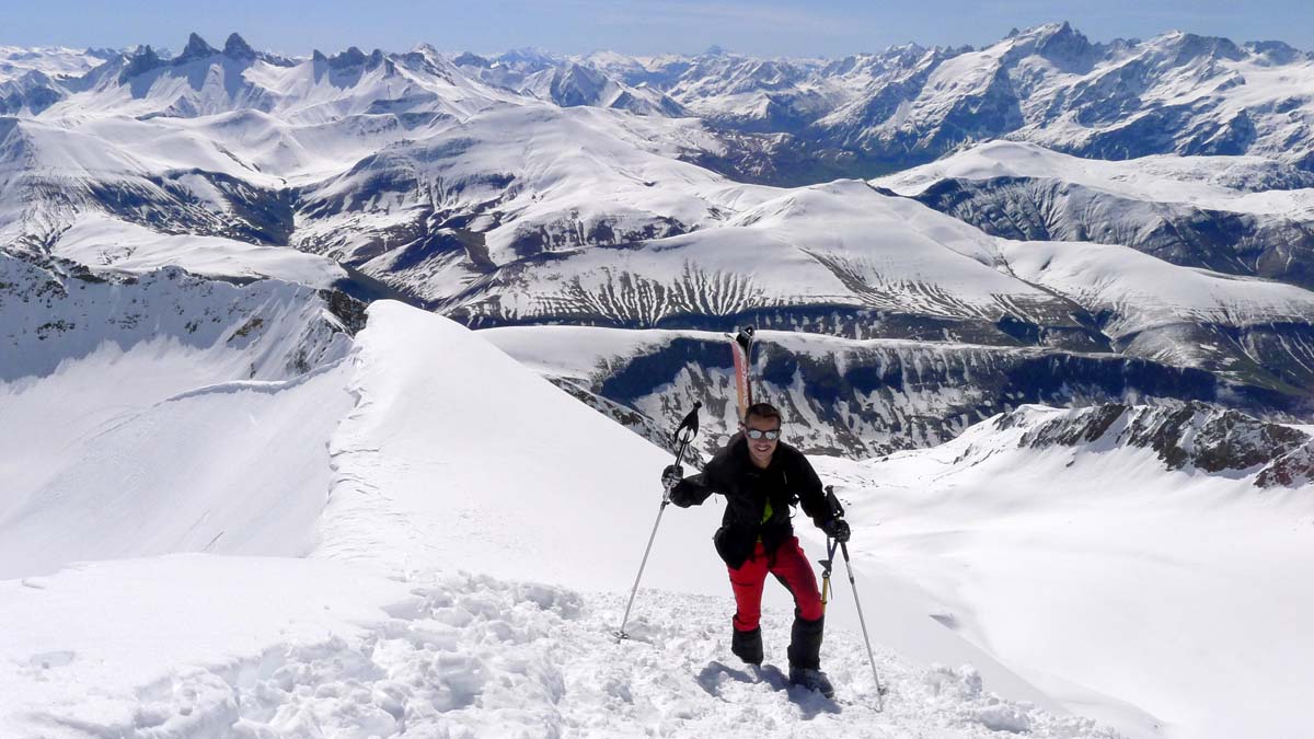 Arrivée au sommet : Salutations à ce skieur inconnu