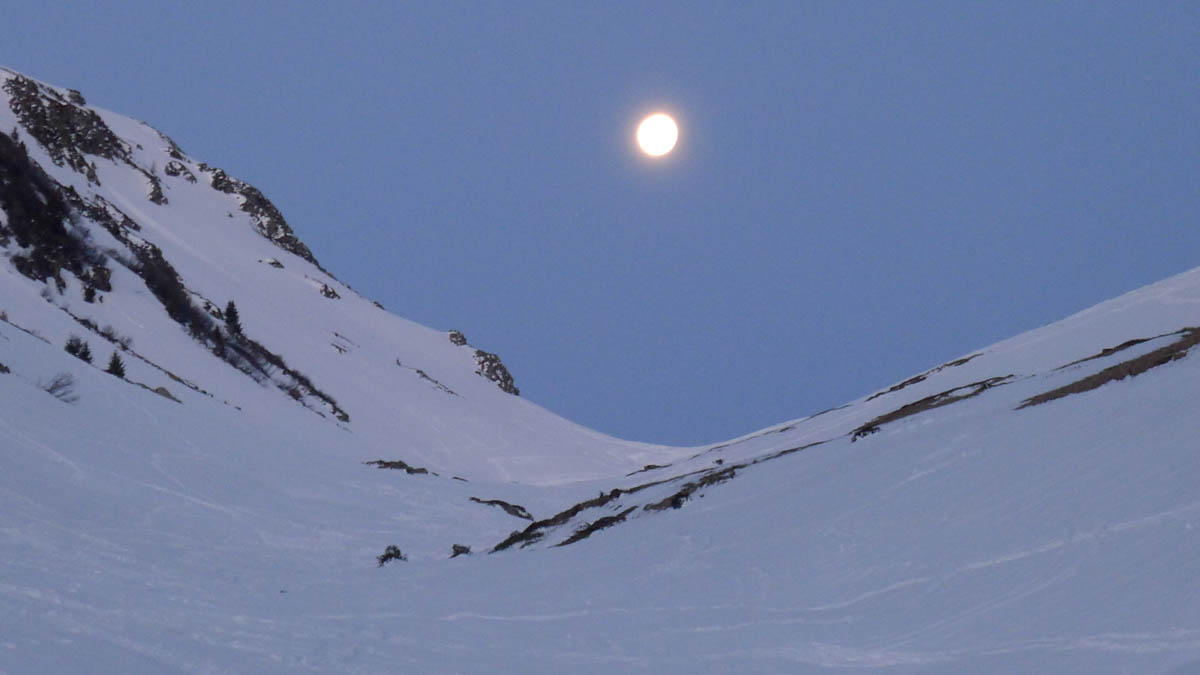 Pleine lune du matin : Enneigement très bon dans la combe de Montfroid