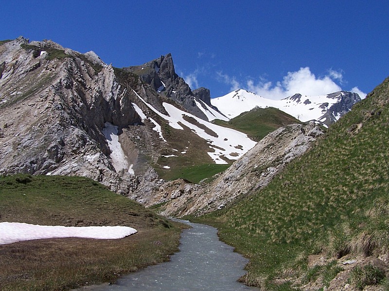 Pic des 3 Evéchés : Le ruisseau de la Fontaine Lombarde, le Pic Blanc du Galilier au fond.