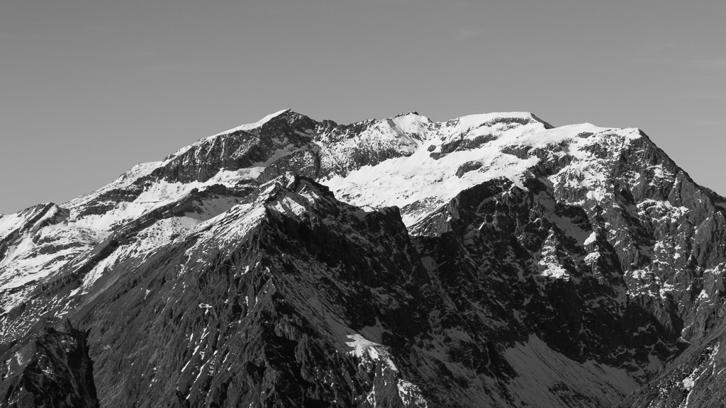 vue vers : le massif de Chaillol et ses 3000: le Vieux, Mal Cros, les Moutières et l'impressionnante face E du Mourre la Mine