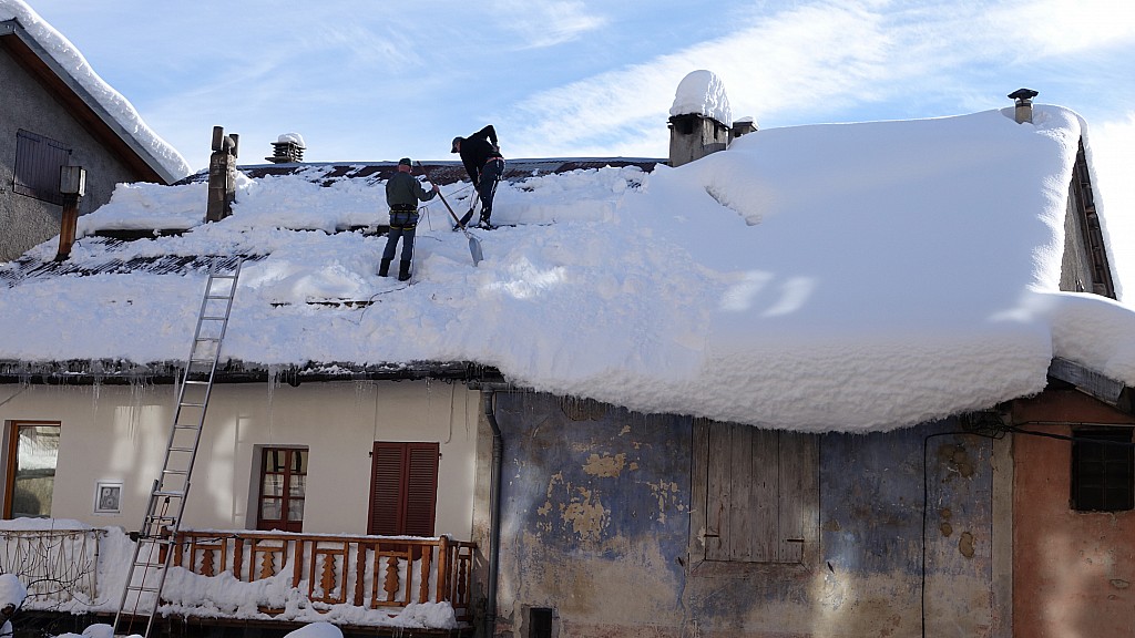 trop de neige, on s'affaire à nettoyer les toits trop chargés !