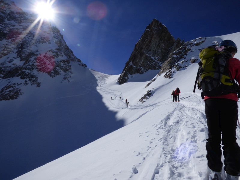 Col de Comberousse : De nombreux skieur arrive depuis le versant du Gleyzin.