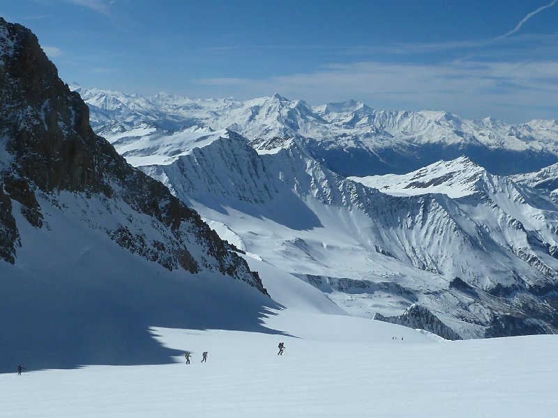 Belle trace sur le Glacier : sur fond de Vanoise platrée( et merci aux traceurs du jour)