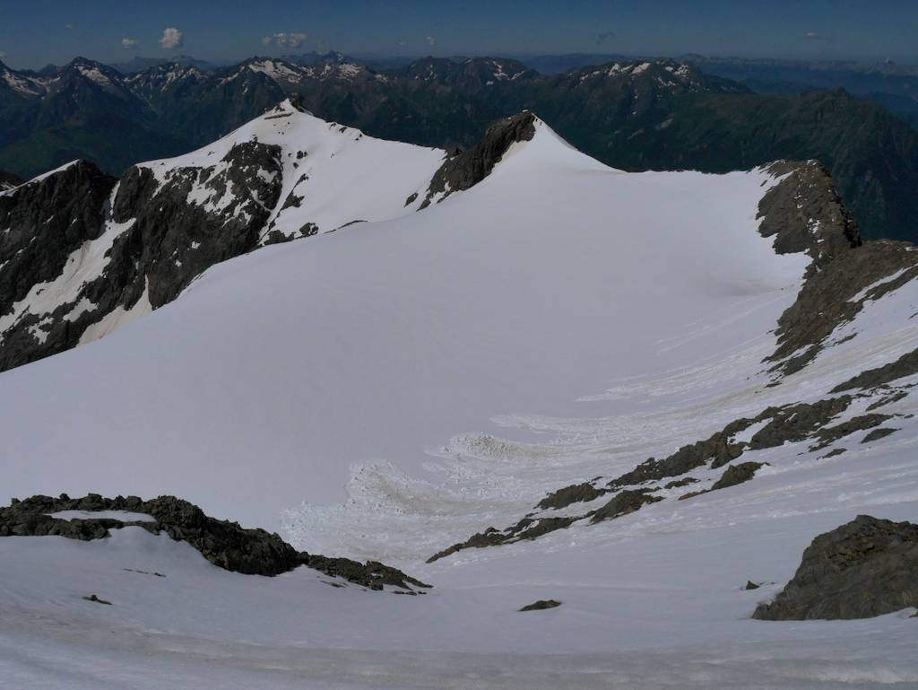 Pic Bayle : On trouve facilement la neige lisse entre les coulées puis c'est ski grand large sur la partie haute du Grand Sablat