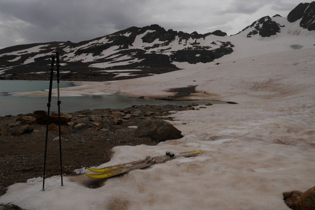 Etendard : Front de glacier, avec son petit lac