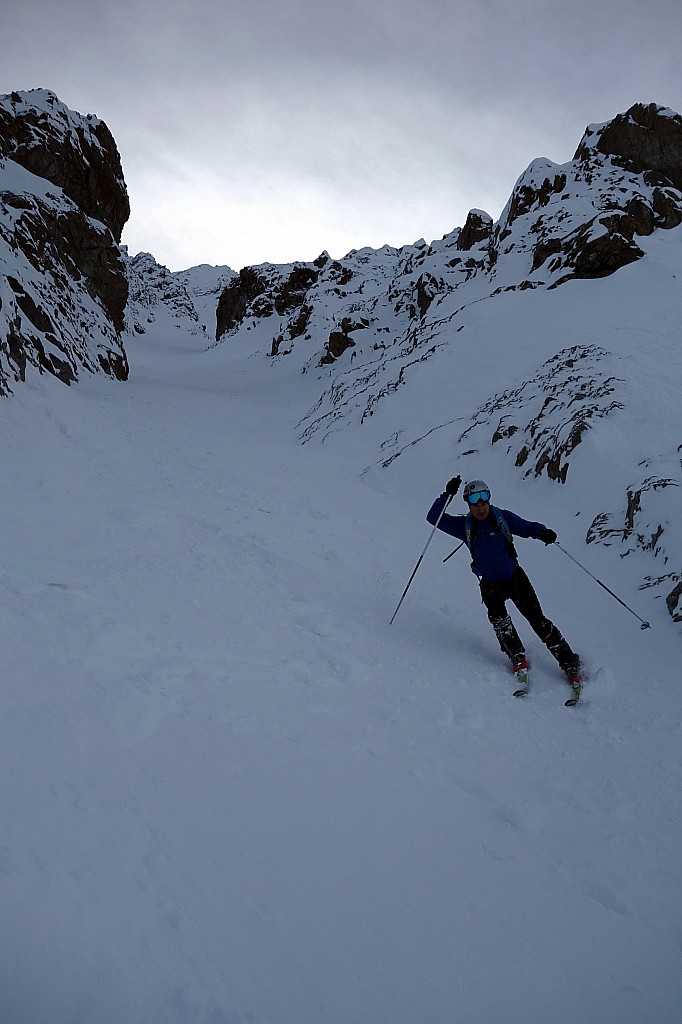 Couloir Nord Oriental: bon ski en poudre tassée