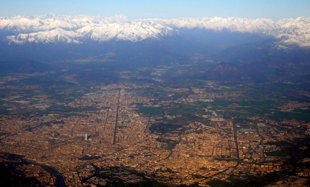 Turin, LA capitale des Alpes. Val de Suze juste derrière, les plus perspicaces reconnaîtront les hauts sommets du Dauphiné au fond.