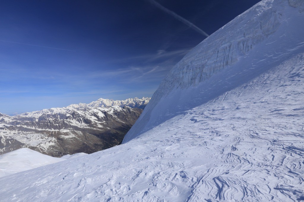 Le Mont Blanc apparaît derrière le glacier sommital...