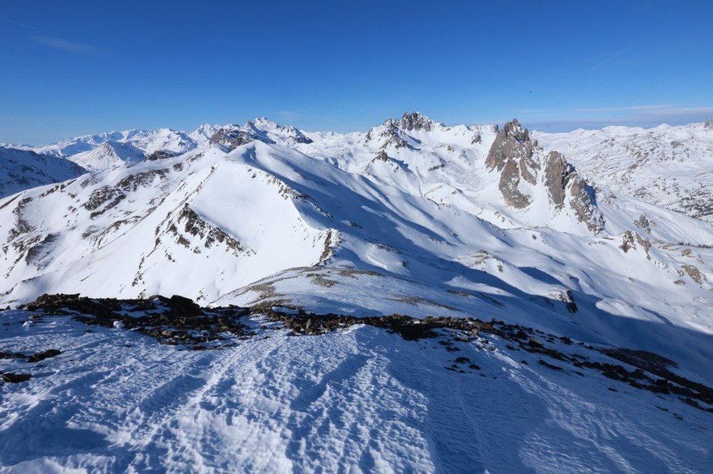 Vue du sommet du Pic Ombière avec le Col du Raisin en dessous
