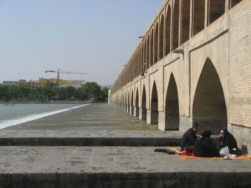ispahan : l'eau coule sous les ponts après plusieurs années de sécheresse : c'est beau!