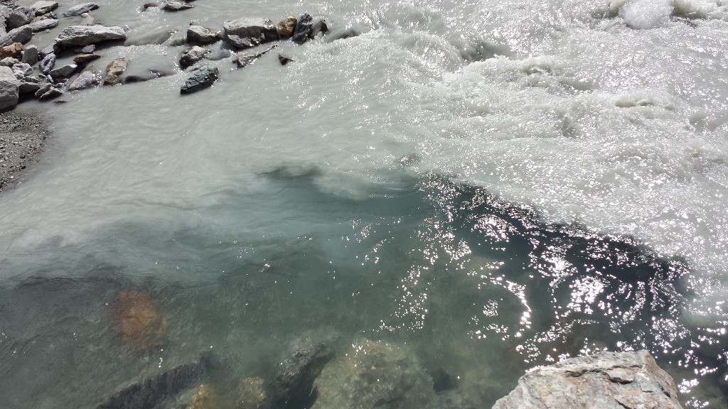 mélange d'eau de ruisseau et de glacier