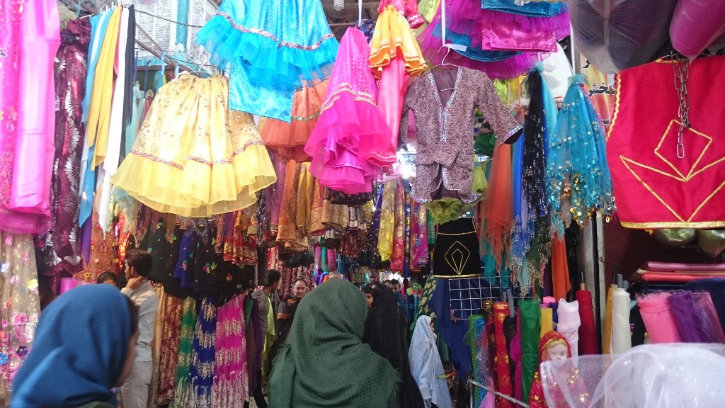 Les jupes de soirées?
dans le bazar de shiraz