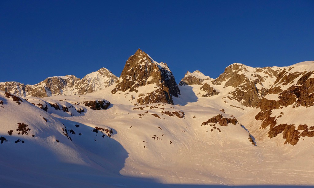 Le ver de soleil flamboyant sur le Pic d'Arsine (à droite) et Neige Cordier